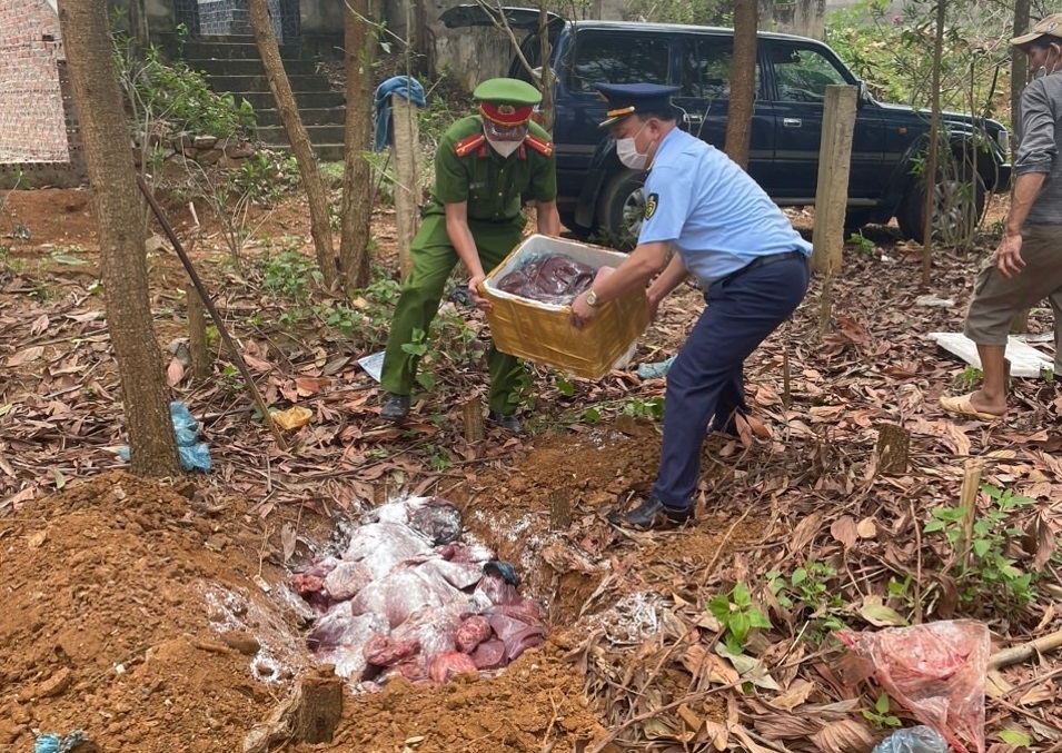 Liên tiếp phát hiện ngăn chặn kịp thời thực phẩm hôi thối và không rõ nguồn gốc tuồn ra thị trường